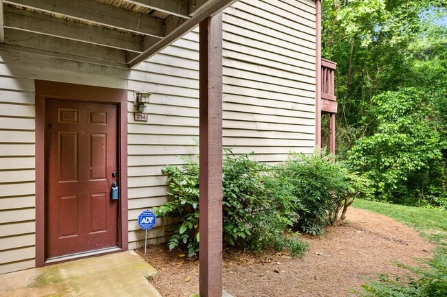 Building Photo - Terrace level condo in great Johns Creek location!