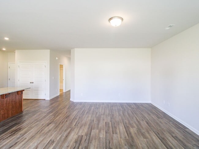 Building Photo - MOVE-IN Ready Home in New Market! $1,200 Rent Special!