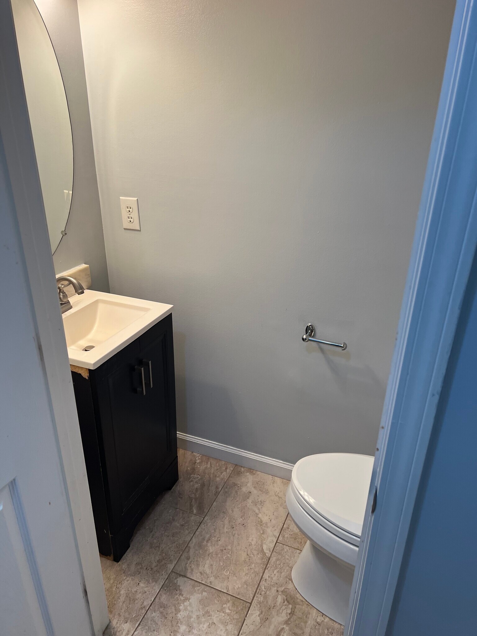 Half bathroom - 8282 Catalpa Ridge Dr
