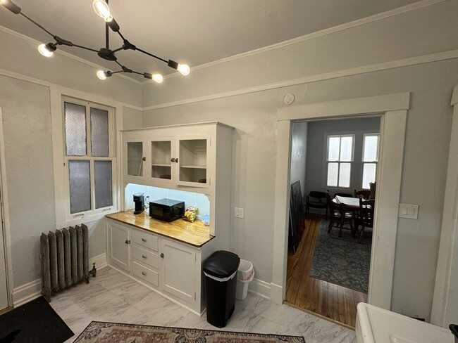 Building Photo - 109 1/2 East 6th Street