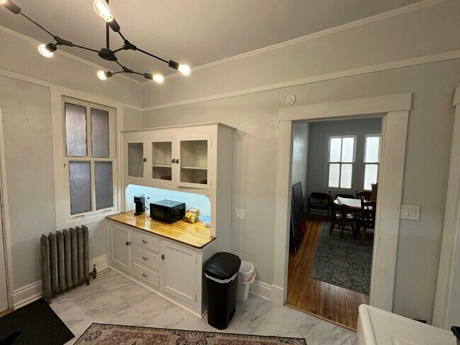 Building Photo - 109 1/2 East 6th Street, Unit 10