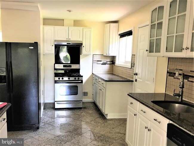 Building Photo - Serene Springfield Home Backing to Wooded ...