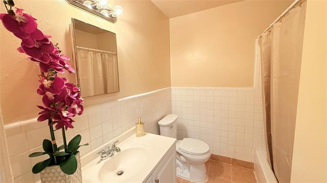 Building Photo - 1560 Danube Dr