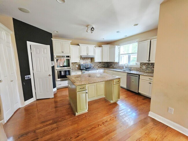 Building Photo - 1530 Bledsoe Ln