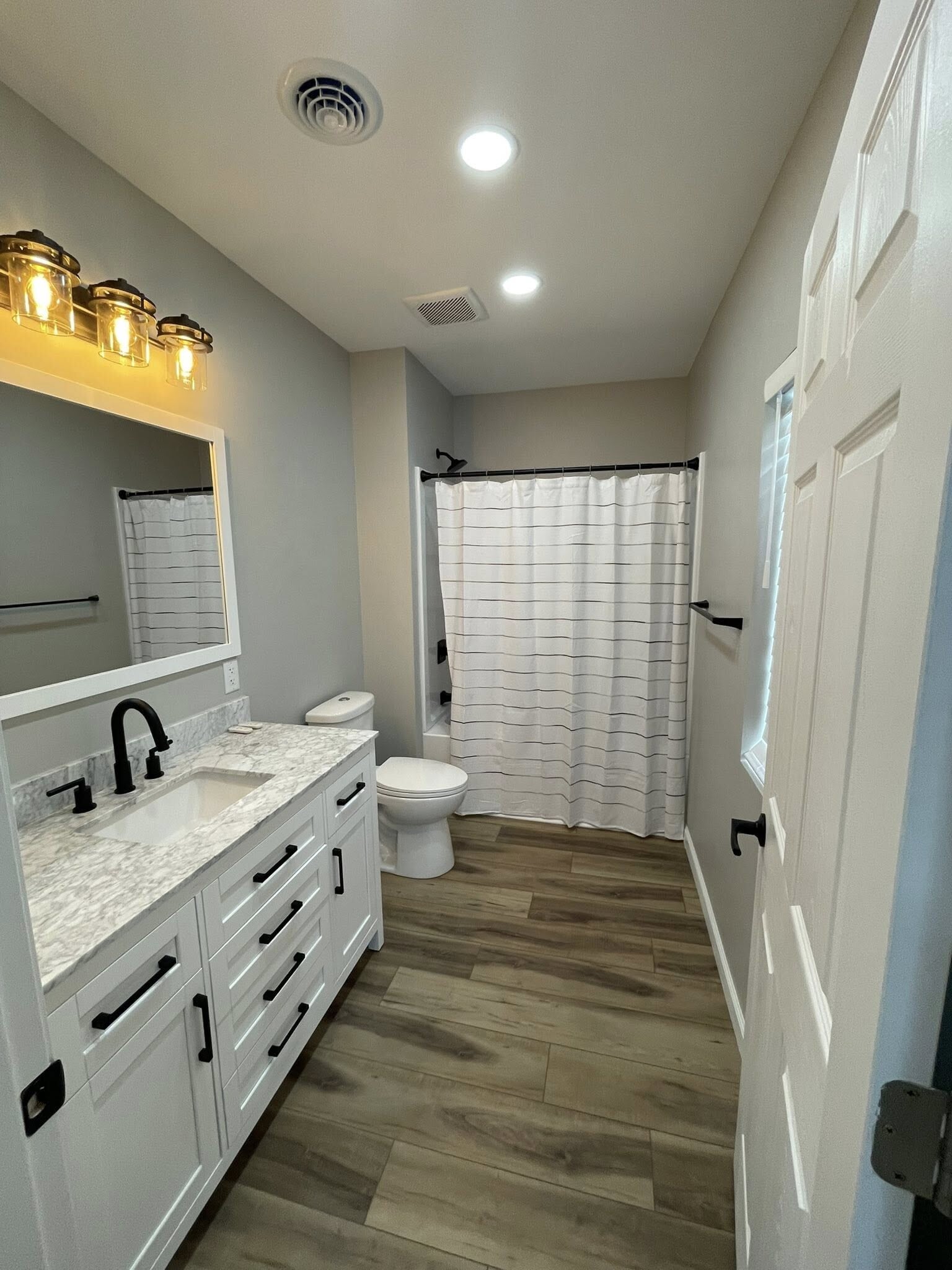 Full Bath - 2344 Wabash Ave