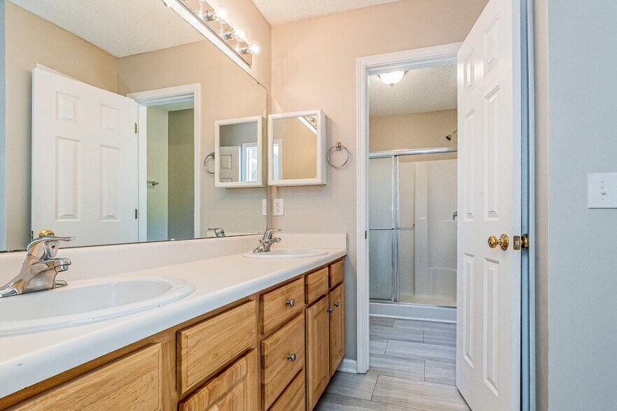 Building Photo - 1041 Blue River Farm Dr