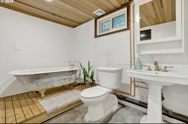 Building Photo - 3748 NE 23rd Ave