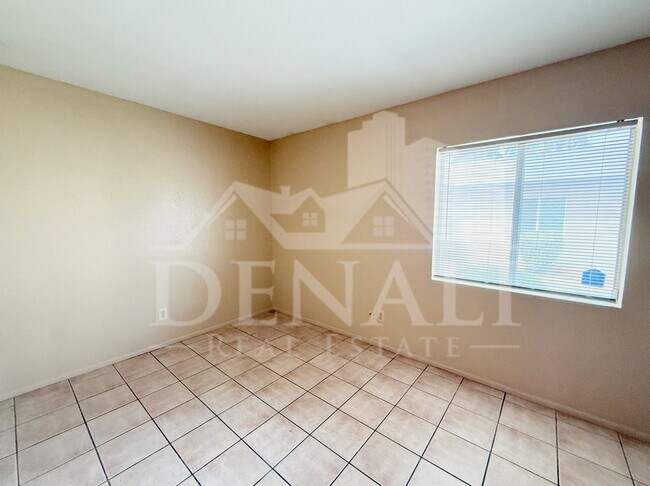 Building Photo - 1028 W Malibu Dr