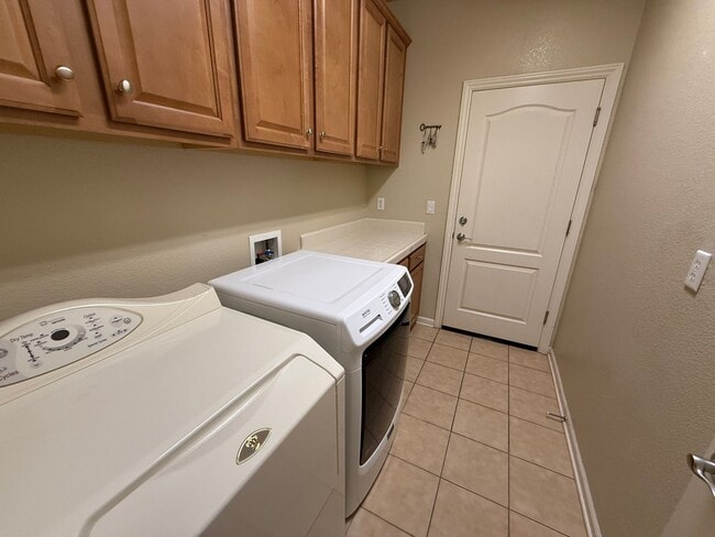 Building Photo - 3819 Kaweah St