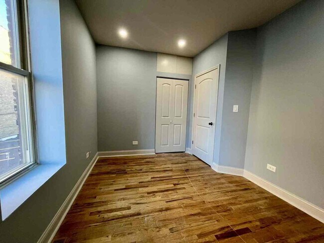 Building Photo - 1446 W Irving Park Rd