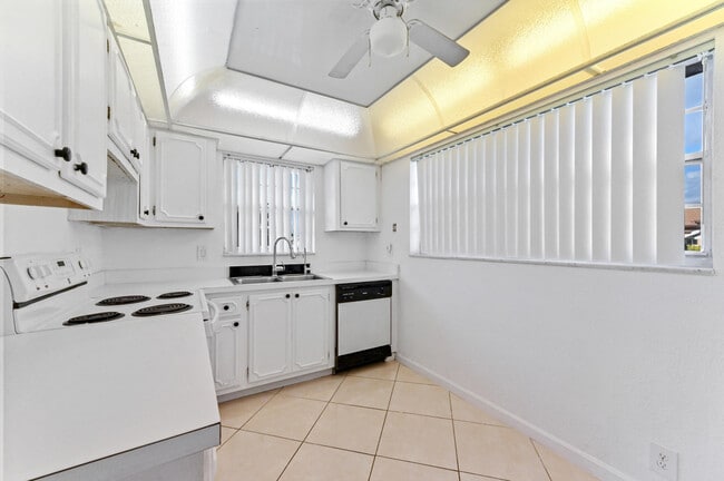 Building Photo - 357 Flamingo Ln