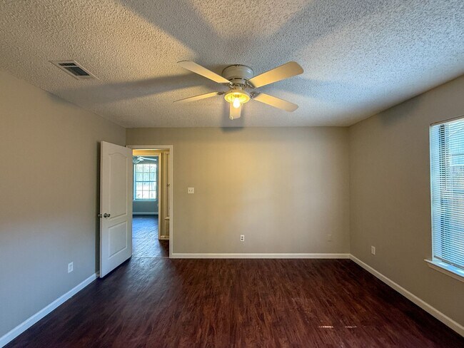 Building Photo - 3 Bedroom 2 Bath Home for Rent in Charter ...