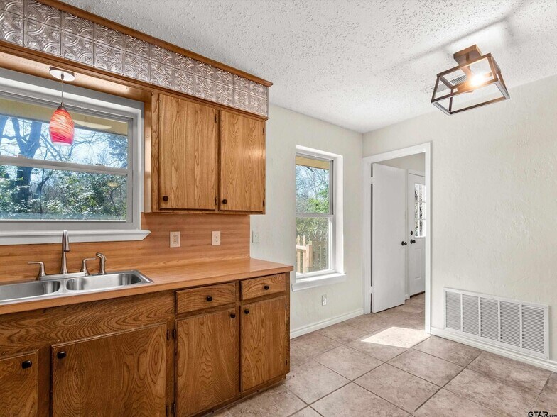 Building Photo - 901 Skyview Dr