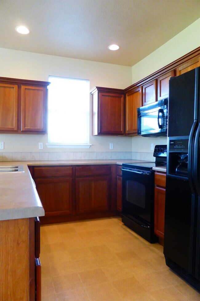 Building Photo - 8486 Meadowcrest Dr