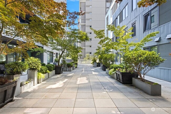 Building Photo - 1 Bedroom Condo 2 Blocks from Waterfront!