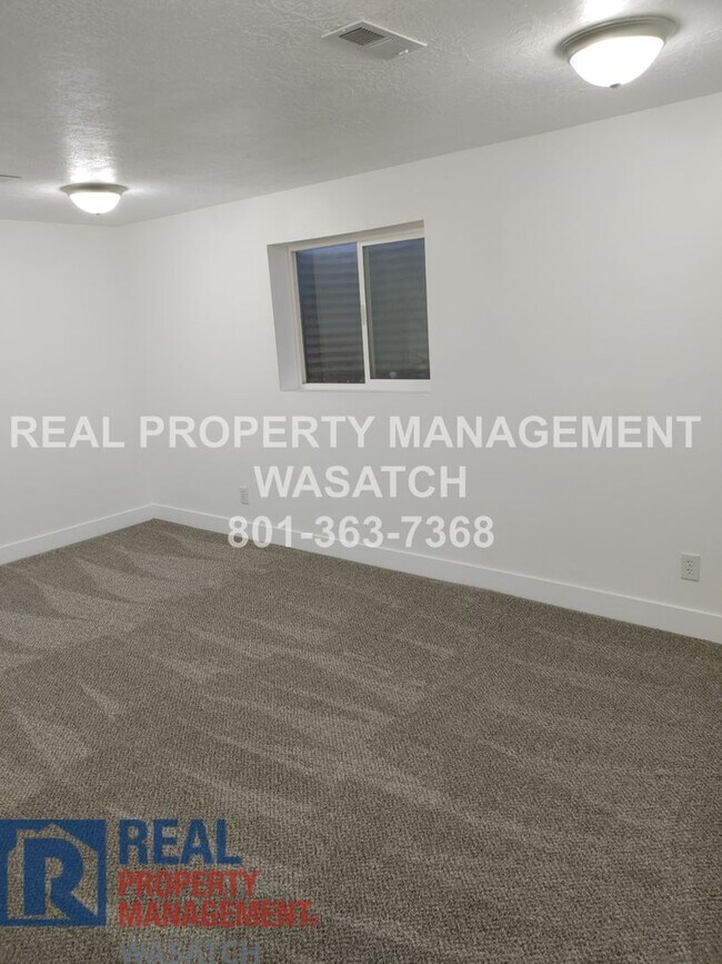 Building Photo - Take a Look at This 4 Bedroom 2 Bathroom H...