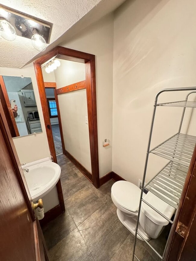 Building Photo - 1004 B St