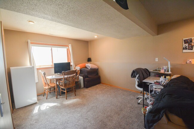 Building Photo - 4 bed 2 bed For Rent in Country Club Manor!