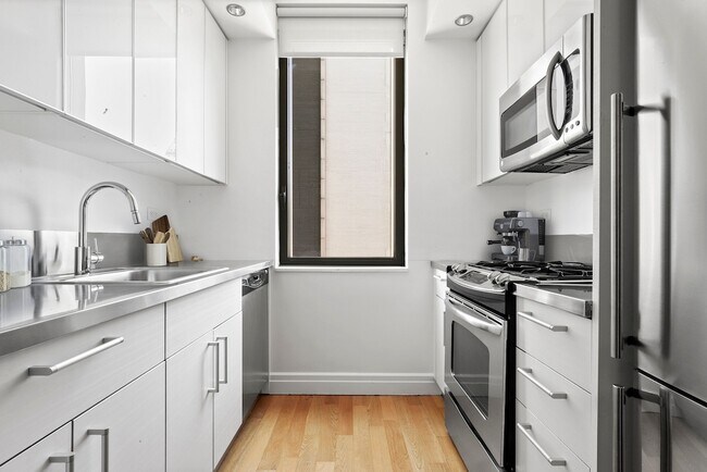 Primary Photo - 550 W 54th St