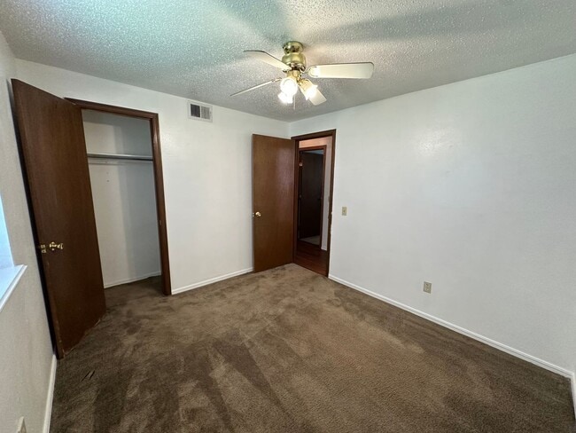 Building Photo - 4 Bed, 2 Bath house w/1 car garage