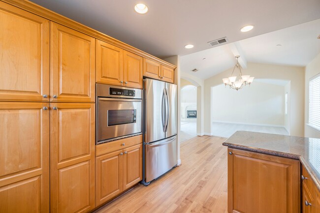 Building Photo - 2213 Carnegie Ln