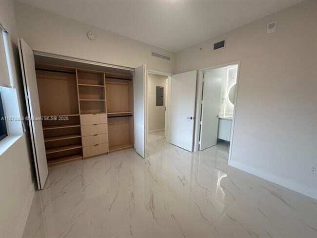 Building Photo - 700 NE 24th St