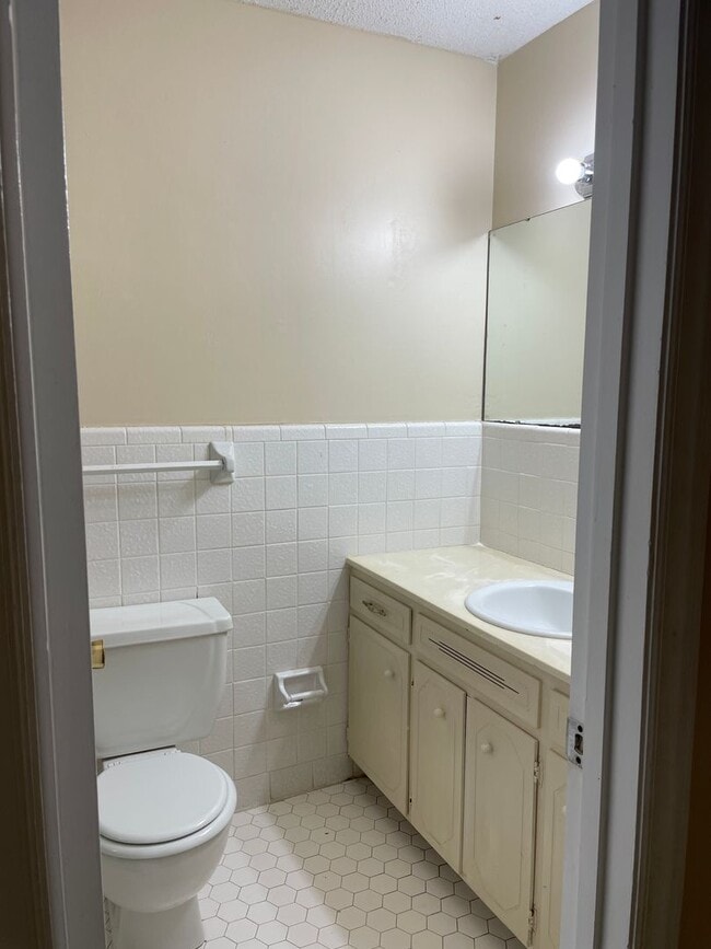 Building Photo - 242 Adler Dr