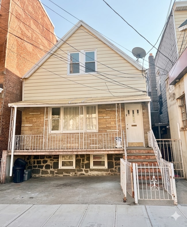 Building Photo - 705 22nd St