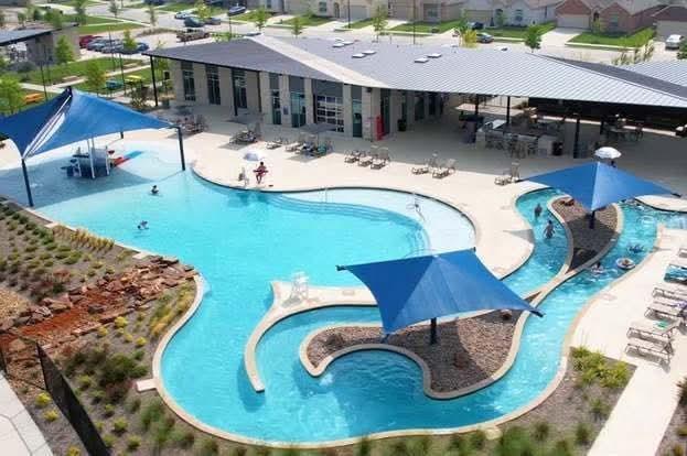 Building Photo - 605 Merriam Dr