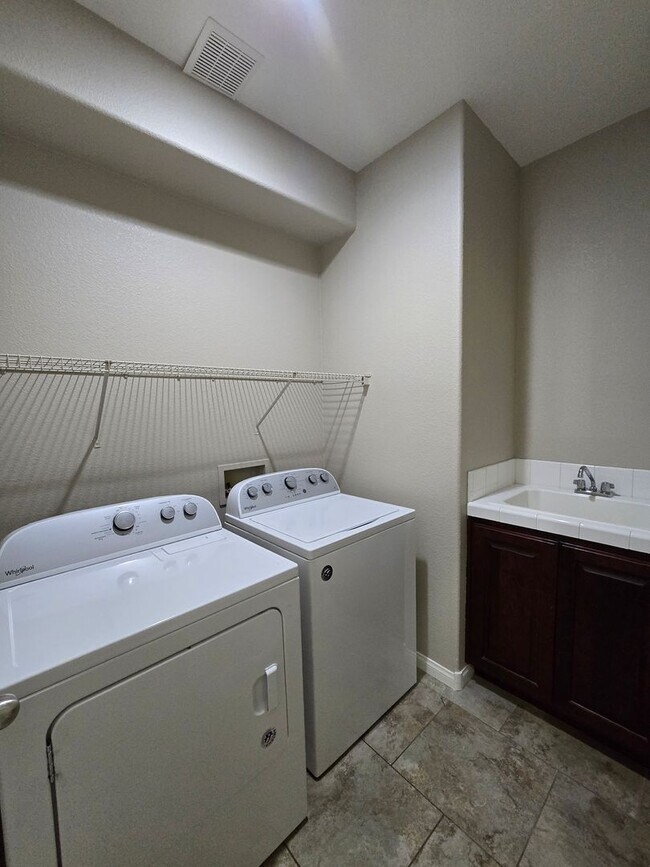 Building Photo - 4 BED, 2 1/2 BATH, 2 STORY HOME!!