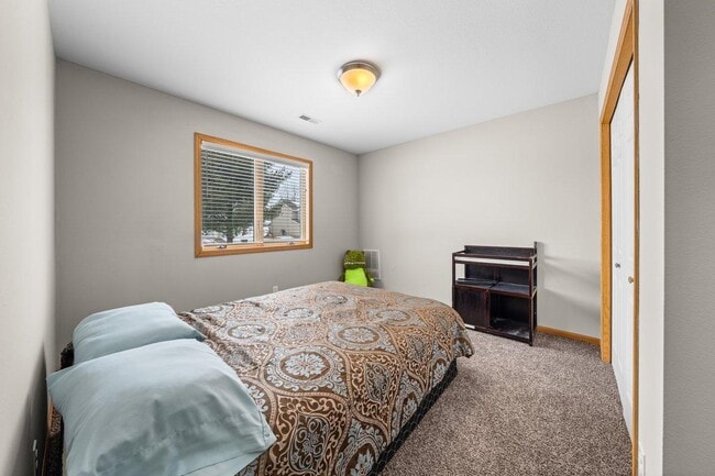 Building Photo - 433 Sarah Cir