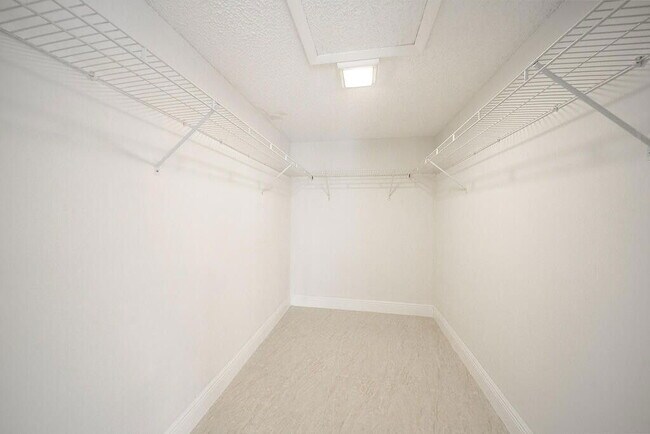 Building Photo - 13810 Oneida Dr