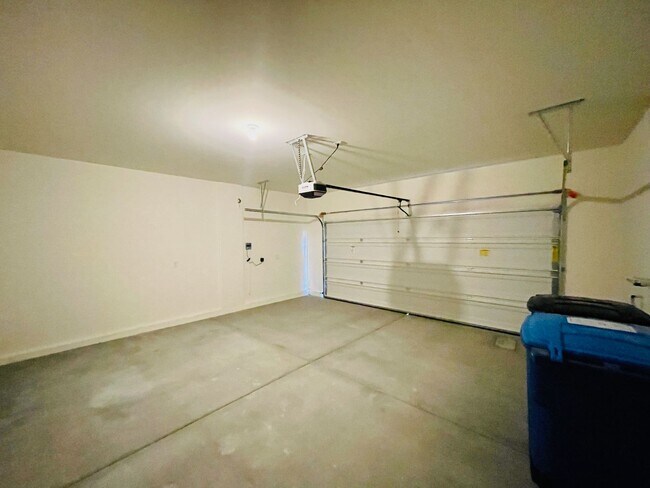 Building Photo - 4 Bd, 3 Bth, Newer Home, Granite Countertops and Entertainer’s Dream!