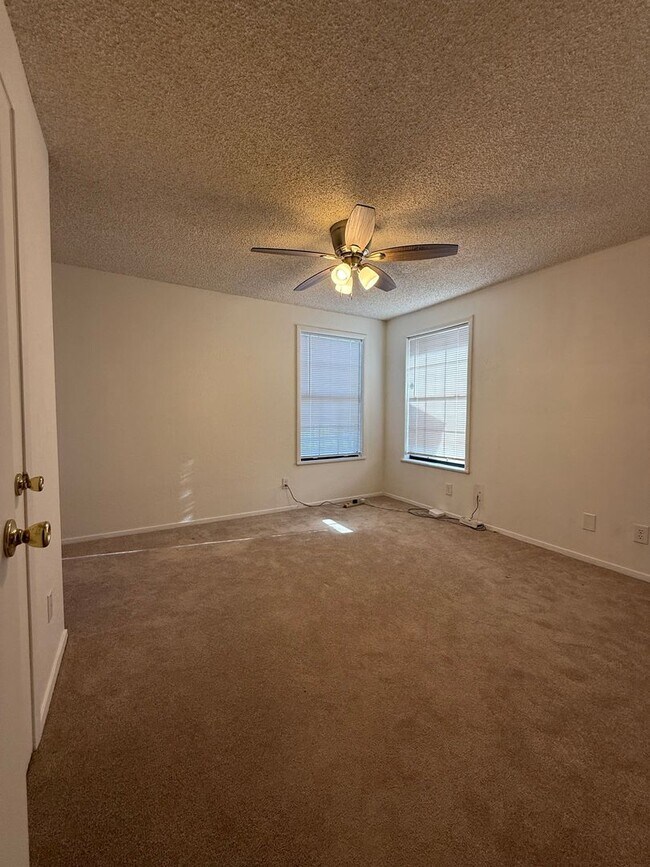 Building Photo - Spacious 4 bedroom, 2 bath home COMING SOON!