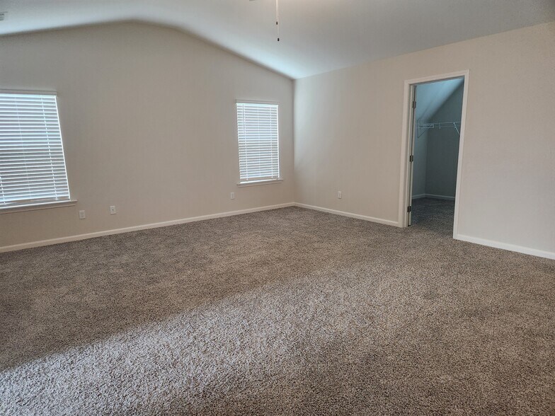 Building Photo - 271 Chestnut Dr