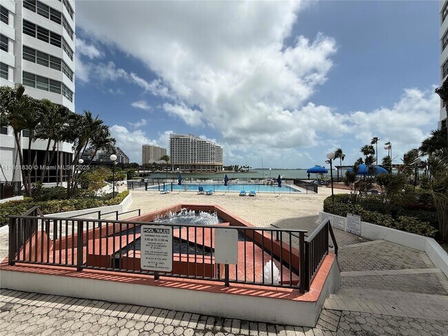 Building Photo - 801 Brickell Bay Dr