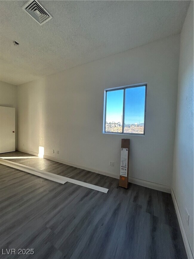 Building Photo - 781 Center St