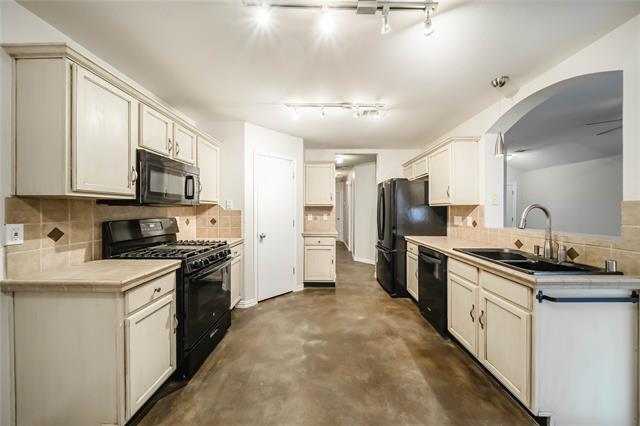 Building Photo - 2211 Lilac Cir
