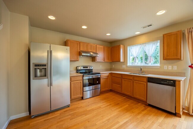Building Photo - Spacious 3 Bedroom 2.5 Bathroom Rental Pro...