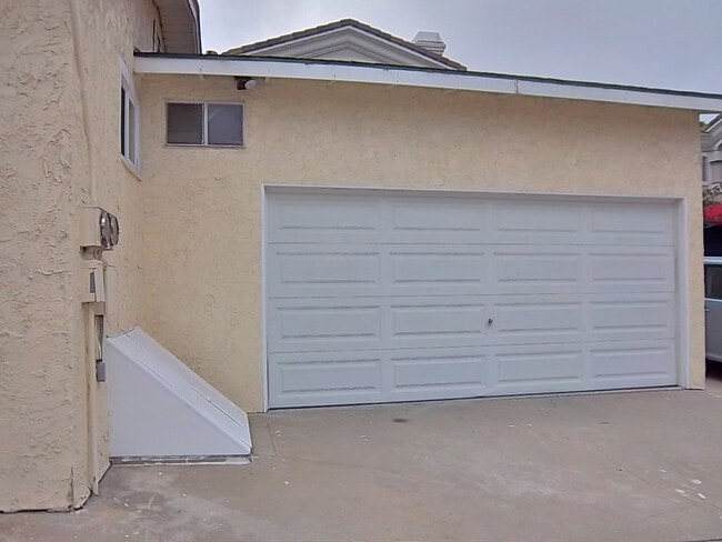 Building Photo - ADORABLE  2bd 1ba HOUSE  BLOCKS to HERMOSA...