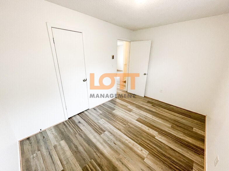 Building Photo - 10 Montis Dr