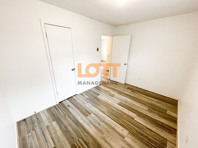 Building Photo - 10 Montis Dr