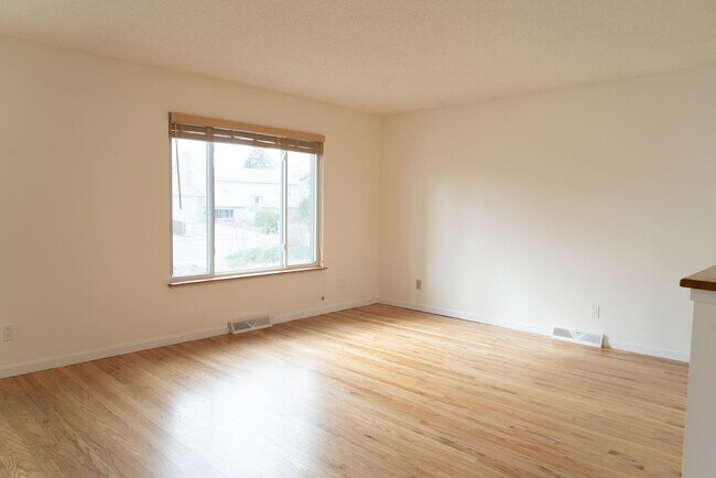 Building Photo - Wonderful Large 5 Bedroom House with Fenced Back Yard and 2-Car Garage