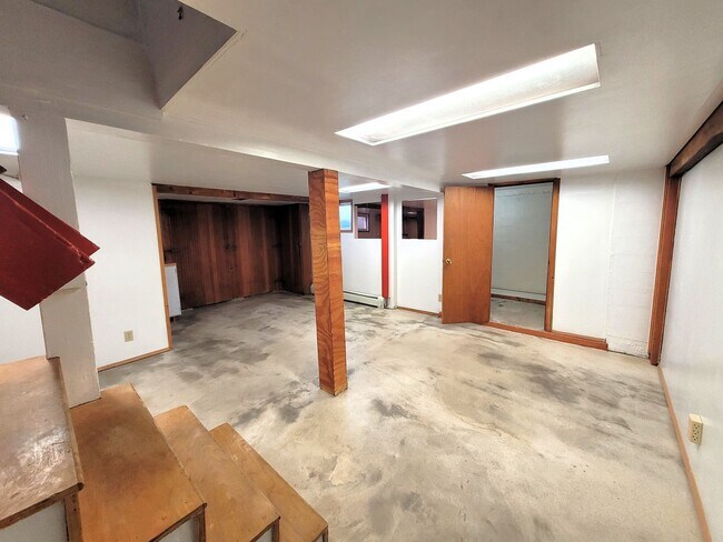 Building Photo - Spacious Unique Home in Central Location