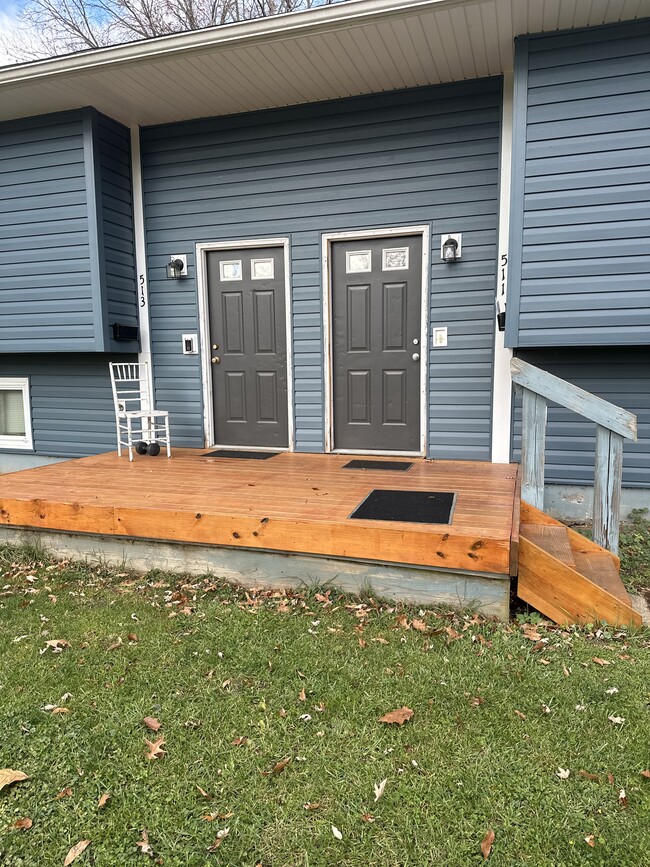 511 (Door to the right) and front porch - 511 Harris St