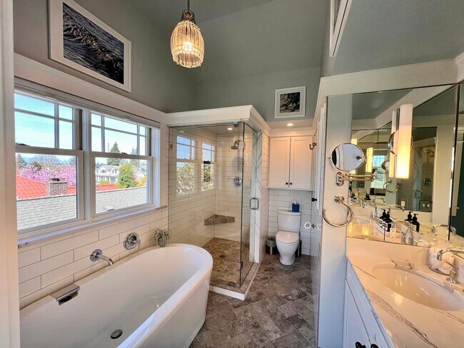 Building Photo - Gorgeous, Executive Living in Beautiful Ma...