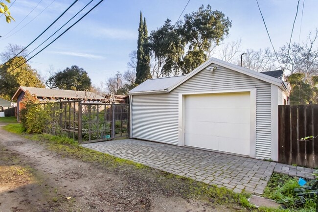 Building Photo - Downtown Davis Cottage-Available for Spring Move In