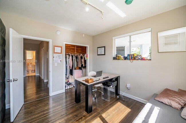 Building Photo - 9520 E Broadview Dr