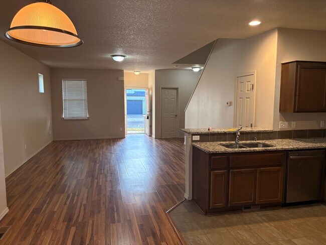 Building Photo - Well Maintained Spacious 4 BD Home with Granite Countertops, Hardwood Floors, High Ceilings, Grea...