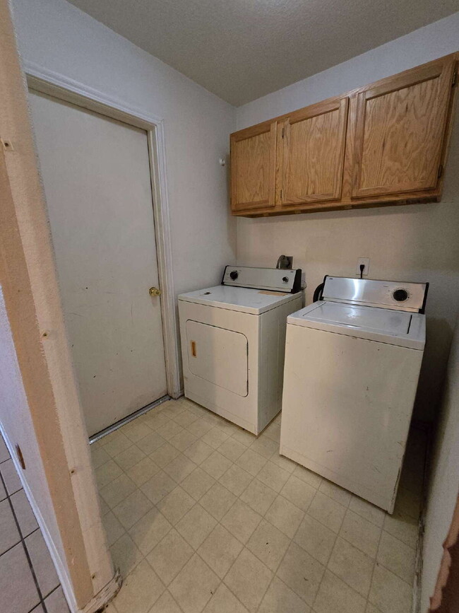 Building Photo - "Charming 3-Bedroom Sanctuary in San Anton...